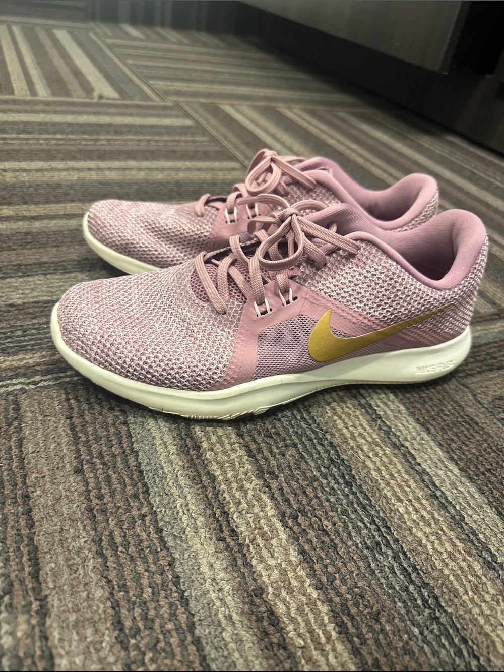 NIKE Women's Dusty Pink Mauve Knit Training Sneakers Gold Flex TR8 Size 7.5